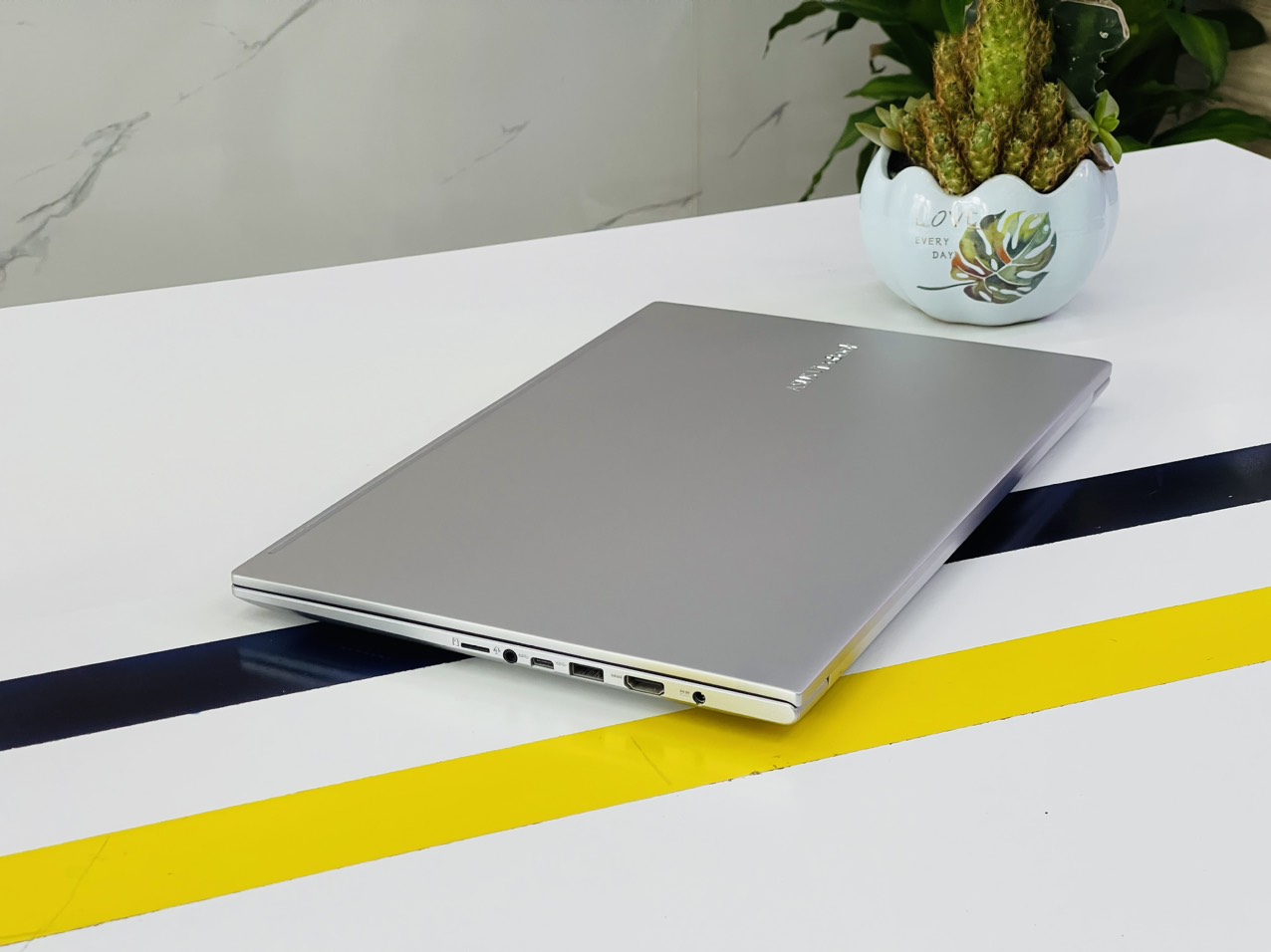 Asus Vivobook A515E (2021) i5-1135G7 RAM 8G SSD 512G Nvidia MX330 15.6" FHD New 99%